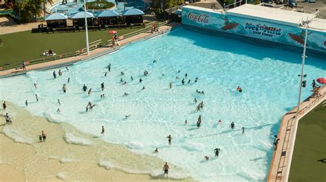 Giant Wave Pool At Wetnwild Gold Coast
