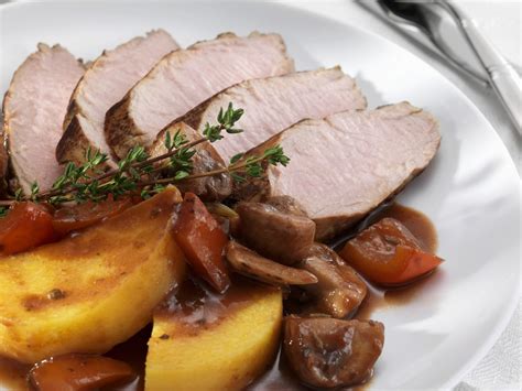 Schweinefilet Mit Rotweinsauce Und Kartoffeln Schweinefilet Schweine