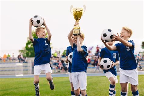 Niños Felices En El Equipo Deportivo De La Escuela Primaria Celebrando
