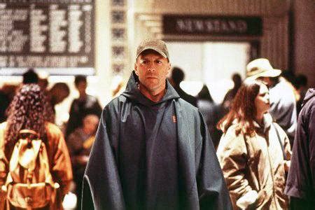 Unbreakable last edited by wildwing64 on 02/22/21 05:54am. Unbreakable movie review & film summary (2000) | Roger Ebert