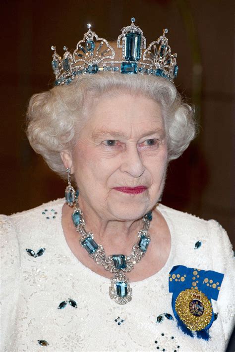 Queen Elizabeth Iis Jewelry In 12 Extraordinary Pictures Bijoux