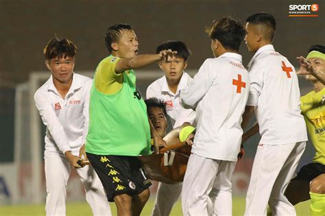 Trực tiếp bóng đá trận hà nội fc gặp clb bình định hôm nay. Cầu thủ Hà Nội FC bị nhân viên sân Bình Dương ném lên cáng ...