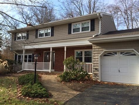 From warm and inviting to blended hues, the optimal color blend has the power to bring out the best features of your home. Timberline HD roof color with Natural Clay siding