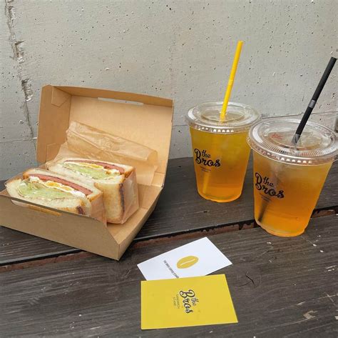 yuukachiさんのインスタグラム写真 yuukachiinstagram 「沖縄インスタ映えカフェ📸 恩納村にあるサンドウィッチが 美味しいカフェ⸜ ︎⸝‍ トレーラーの方には珈琲が