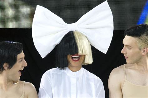 Sia Face Why Sia Has To Keep Her Face Covered In Public Sia Has