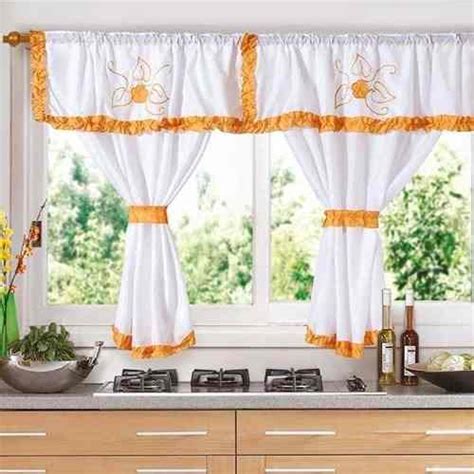 Las cortinas verticales cada vez las vemos más en las cocinas, una idea que parecía reservada para el salón. Cómo elegir una cortina adecuada para la cocina - Albañiles