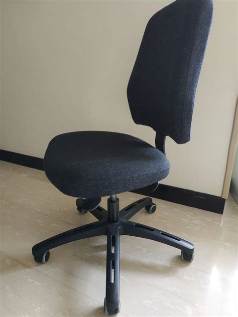 This ergonomic junior chair has a flexible backrest and adjustable seat depth and seat height which you adjust the chair using the indicated measures in the star base hub. Ikea Verksam ergonomic office chair, Furniture, Tables ...