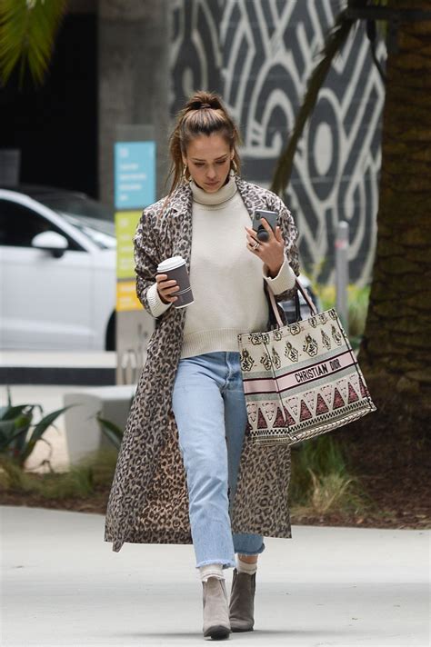 Jessica Alba Street Style ~ Jessica Alba Street Style Showtainment