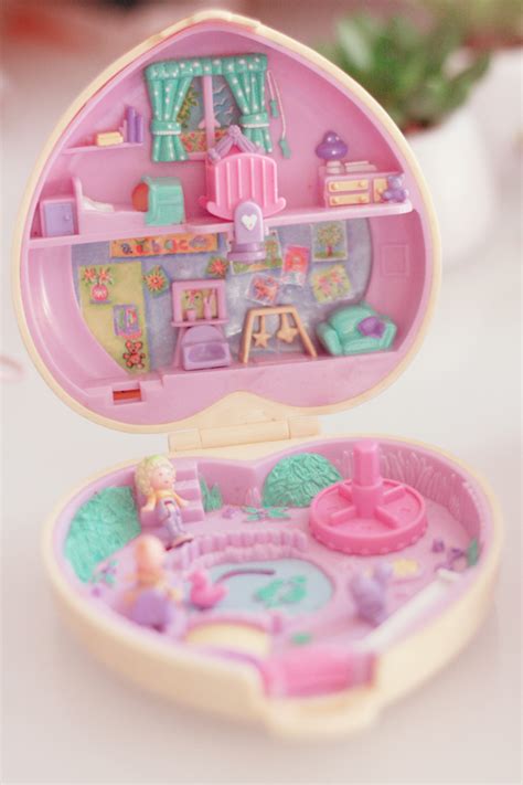 Polly pocket, lila, shani, nicolas ve büyükanne pocket dahil pek çok karakterin yer aldığı oyuncak setleri, eğlenceli ve eğitici işlevleriyle çocuklarınızın hayal gücünün gelişmesine katkıda bulunuyor. Polly Pocket vintage