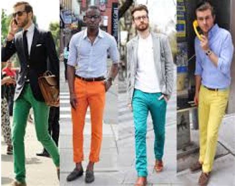 Para un estilo más veraniego usa pantalones chinos que hagan contraste con la polo. Tips de estilos de moda para hombres cuidando cada aspecto