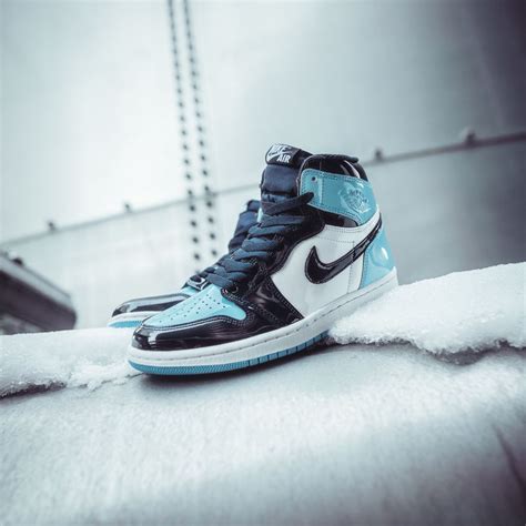 North carolina blue — on the outsole, toe box, heel cap and ankle strap — is contrasted by white on the midsole and side panels. NIKE AIR JORDAN 1 RETRO HIGH OG "BLUE CHILL"発売 | LEAK TOKYO