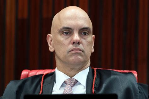 Justiça Alexandre de Moraes envia notícia crime contra Bolsonaro à PGR