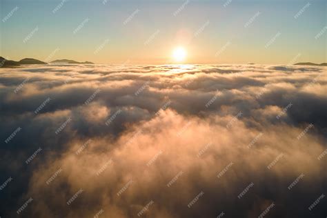 Vista Aérea Del Colorido Amanecer Sobre Una Densa Niebla Blanca Con