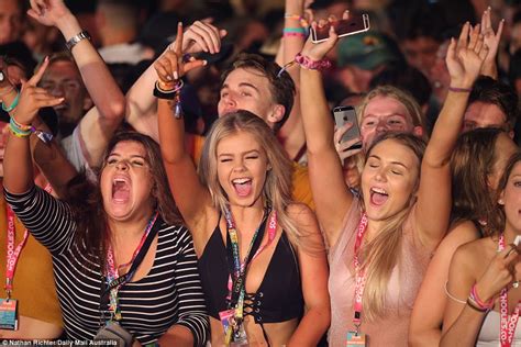 Schoolies Greet The Day After A Long Night Of Partying Daily Mail Online