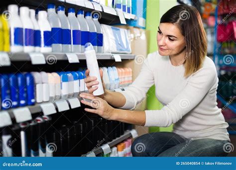 Clienta De Chicas Buscando Desodorante Efectivo En Supermercado Foto De Archivo Imagen De