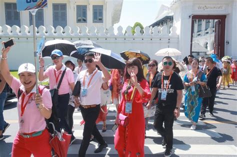 Chinesische Touristen gehen davon aus, dass sie ihre Reise ...