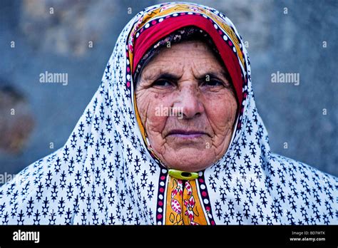 traditional older turkish woman elderly fotografías e imágenes de alta resolución alamy