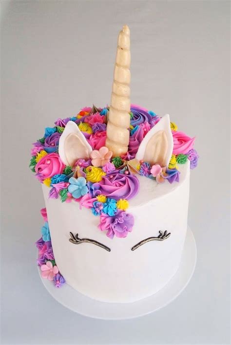 L'unicorno è un animale leggendario, che si presenta con la forma di un cavallo ed un corno sulla. Cake design unicorno, decorazioni torte con crema ...