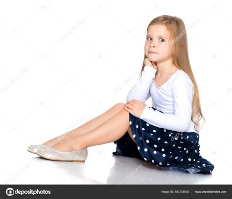 La Niña Está Sentada En El Suelo Fotografía De Stock © Lotosfoto1