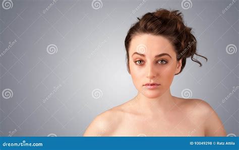 Fermez Vous Vers Le Haut Du Portrait De La Belle Jeune Fille Nue Photo Stock Image Du Soin