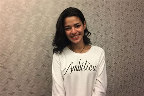 Film ini dibintangi oleh amanda rawles, jefri nichol, devano danendra dan susan sameh. Susan Sameh Menangis Saat Baca Novel Hello Salma
