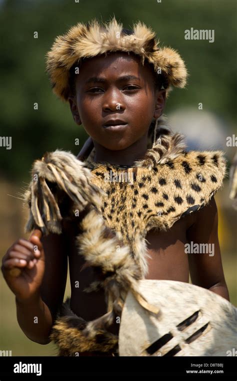 Chico Zulú De Baile En Palacio Enyokeni Reed Nongoma Sudáfrica Fotografía De Stock Alamy