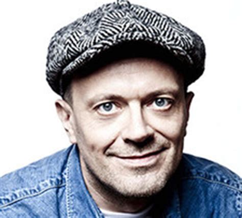 Leggendo questo profilo biografico puoi conoscere anche la bibliografia, la discografia, l'età e la data in cui max pezzali è nato. Max Pezzali, Non me la menare | Testo - PensieriParole