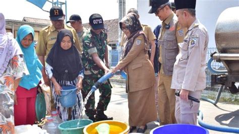 Terdampak Kekeringan Sumur Mengering Warga Tegal Terpaksa Mandi Dan Mencuci Di Sungai Tribun