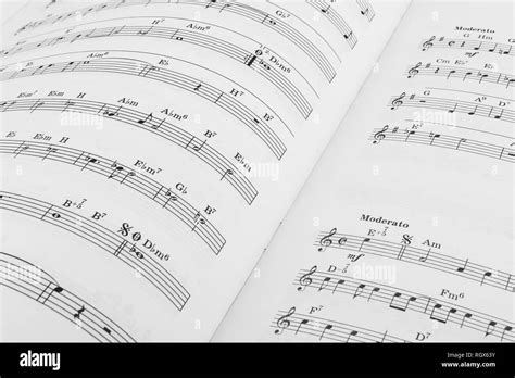 Notas Musicales En Una Partitura En Blanco Fotografía De Stock Alamy