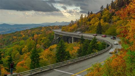 Fall Time Lapse Of The Linn Cove Viaduct In 4k Youtube