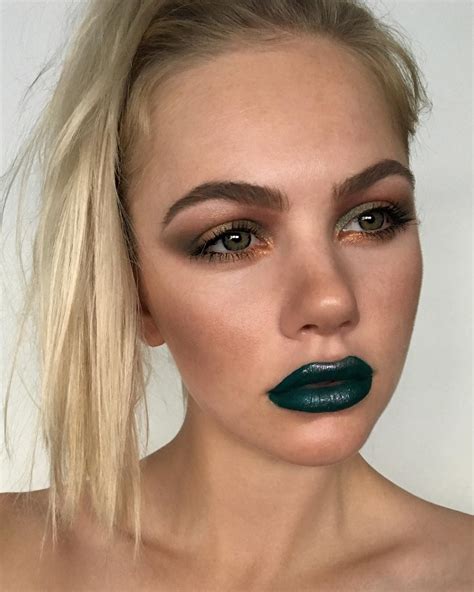 Glossy Dark Green Lips Blurmark