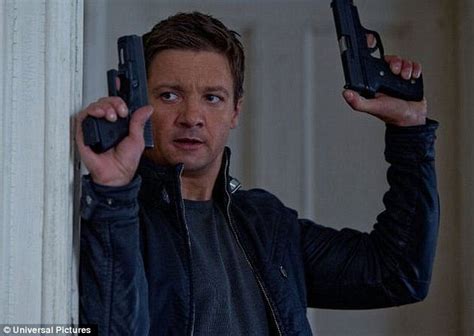 Jeremy Renner Takes A Stunning Curvy Brunette Out For An Intimate Lunch Date Daily Mail Online