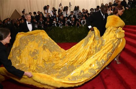 Photos La Robe Extravagante De Rihanna Qui Fait Le Buzzzzzzz