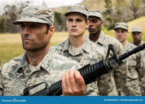 Gruppo Di Soldati Militari Che Stanno Nella Linea Fotografia Stock