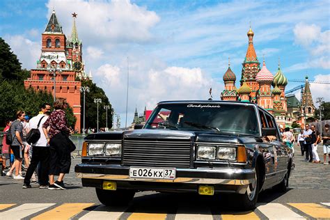 Dari Volga Hingga Lada 114 Mobil Tua Semarakkan Lapangan Merah