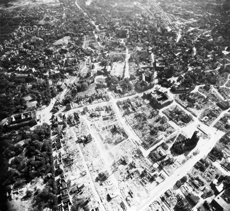 Da das kölner stadtzentrum 1945 fast völlig zerstört war, wurde tatsächlich überlegt, köln an anderer stelle wieder aufzubauen. Luftbild von Braunschweig am 12. Mai 1945 - Luftbildserie ...