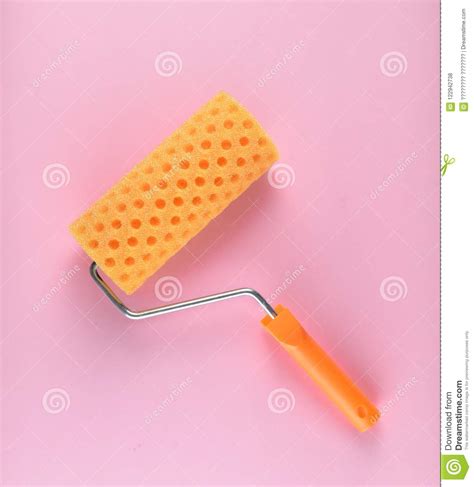Como funcionam os fundos de compensação? Rolo De Pintura Em Um Fundo Cor-de-rosa O Conceito Do ...