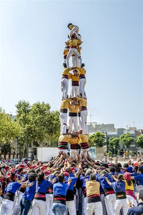 Castellers Faz Um Castell Ou Uma Torre Humana Típico Em Catalonia Foto