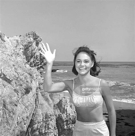 Gidget is off to hawaii with her parents and is enjoying the beach (and the boys) when she is surprised by a visit from boyfriend moondoggie. GIDGET - "I Love You, I Love You, I Think" Sally Field ...