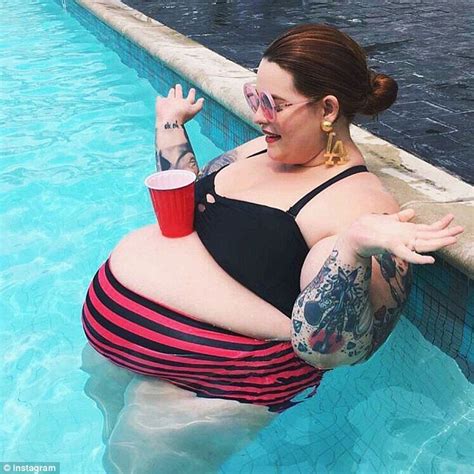Pregnant Tess Holliday Balances A Solo Cup On Her Stomach Daily Mail