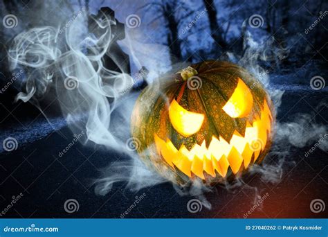 Enge Halloween Pompoen Op Begraafplaats Bij Nacht Stock Foto Image Of