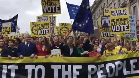 Gulyás gergely a fidesz alelnöke nyilatkozik a kötcsei dobozy kúriánál. Így hömpölygött a tömeg a londoni utcákon - egymillióan tüntettek a Brexit ellen | szmo.hu