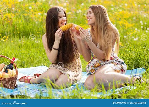 Dwa Pięknej Młodej Kobiety Na Pinkinie Obraz Stock Obraz złożonej z