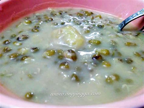 Cara penyajian bubur kacang hijau biasanya dengan tambahan santan kelapa kental. Bubur Kacang Durian