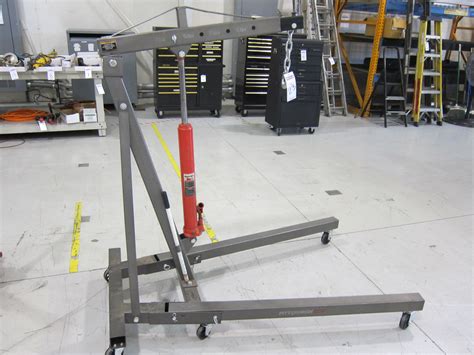 Pittsburgh automotive 2 ton engine hoist can be used for all sort of lifting works starting from lifting engines, gearboxes, transmissions of a car, to lifting motorcycle parts, boat engines. PITTSBURGH 1 TON ENGINE HOIST