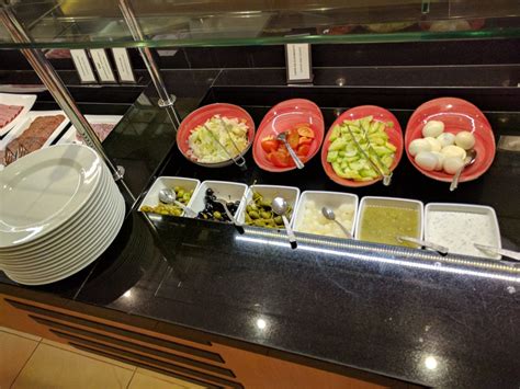 Mit feinster wurst, knackigem gemüse wie gurken und paprika ist der budapester fleischsalat nicht nur. hilton-budapest-fruhstuck-salat