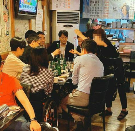 최근 의상 논란이 불거진 류호정 정의당 의원(27·사진)이 오늘(6일)은 청바지를 입고 국회에 출근했다. "의상 논란…" 류호정 의원, 술집에서 음주 뒤풀이 사진 ...