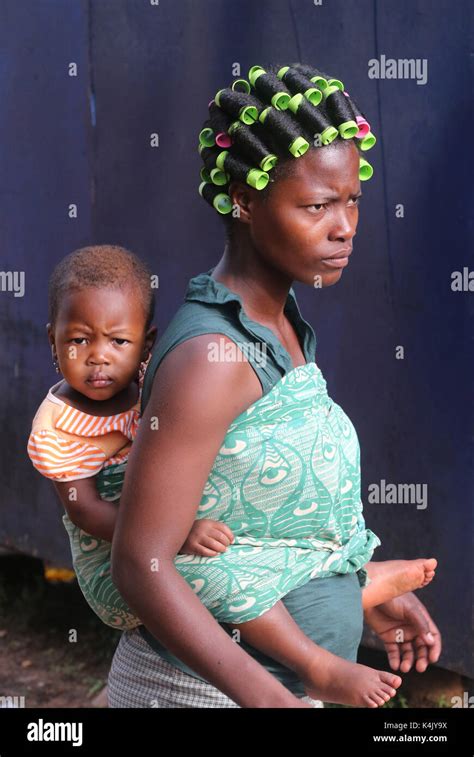 African Women Carrying Baby Back Hi Res Stock Photography And Images