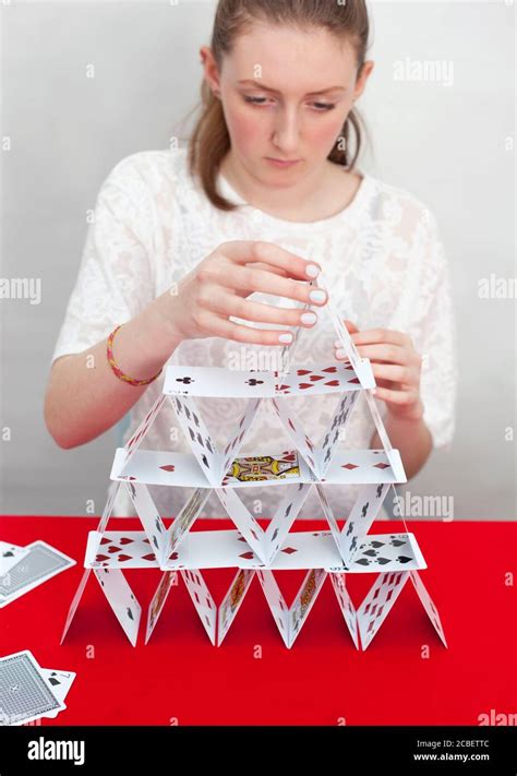 una adolescente construye una casa de jugar a las cartas fotografía de stock alamy