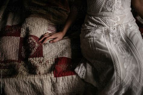 Bride In White Dress Sitting On Bed In Retro Room Del Colaborador De